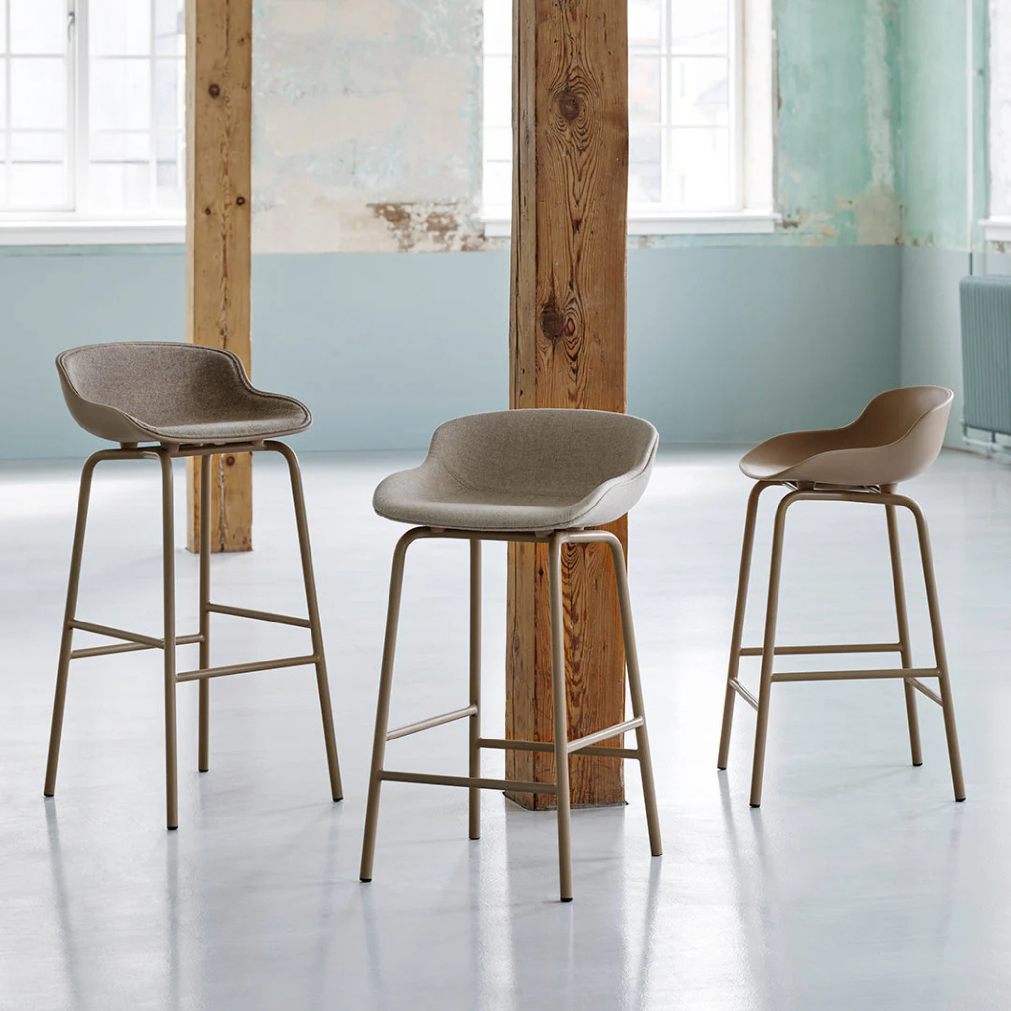 Hyg Barstool - front upholstered / Black / Fabric Kvadrat Remix 3 433