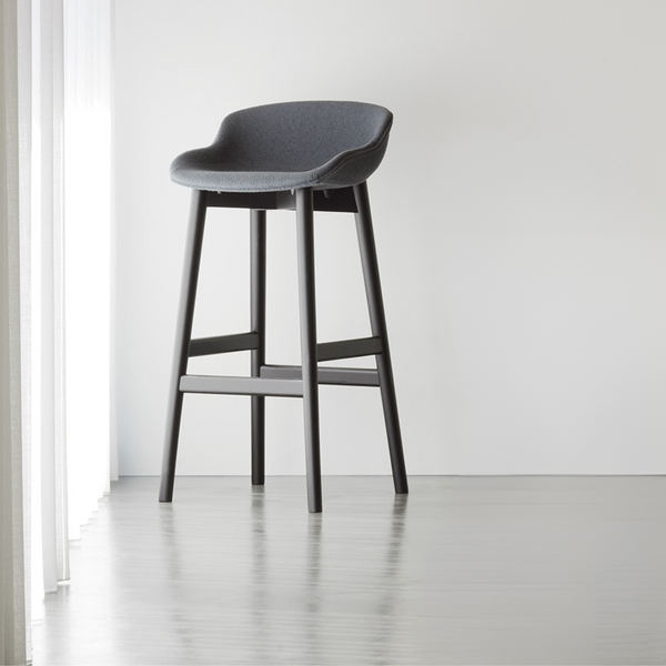 Hyg Barstool - front upholstered / Black / Fabric Kvadrat Remix 3 433