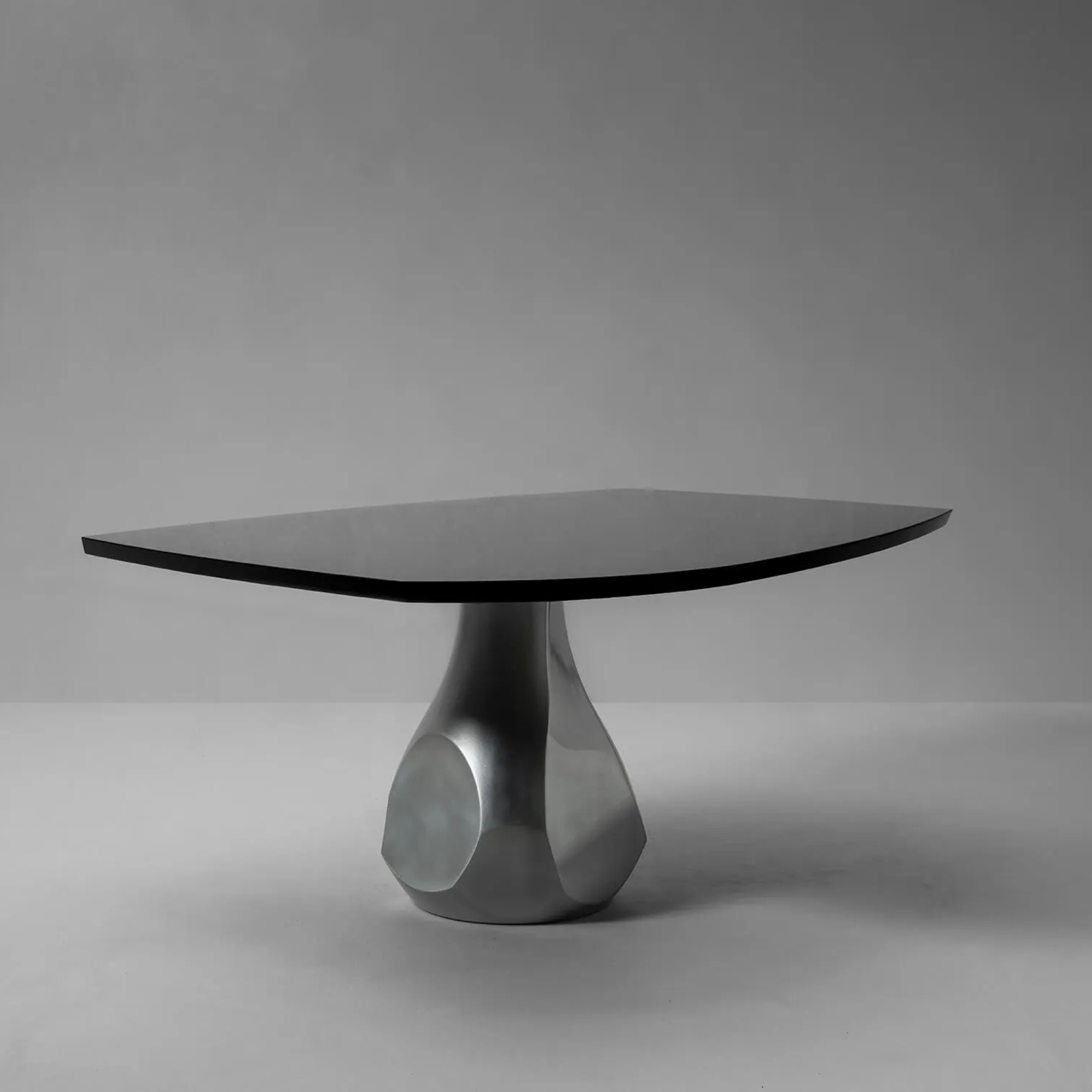 Pukalu Table / Polished aluminium / Oak black brushed