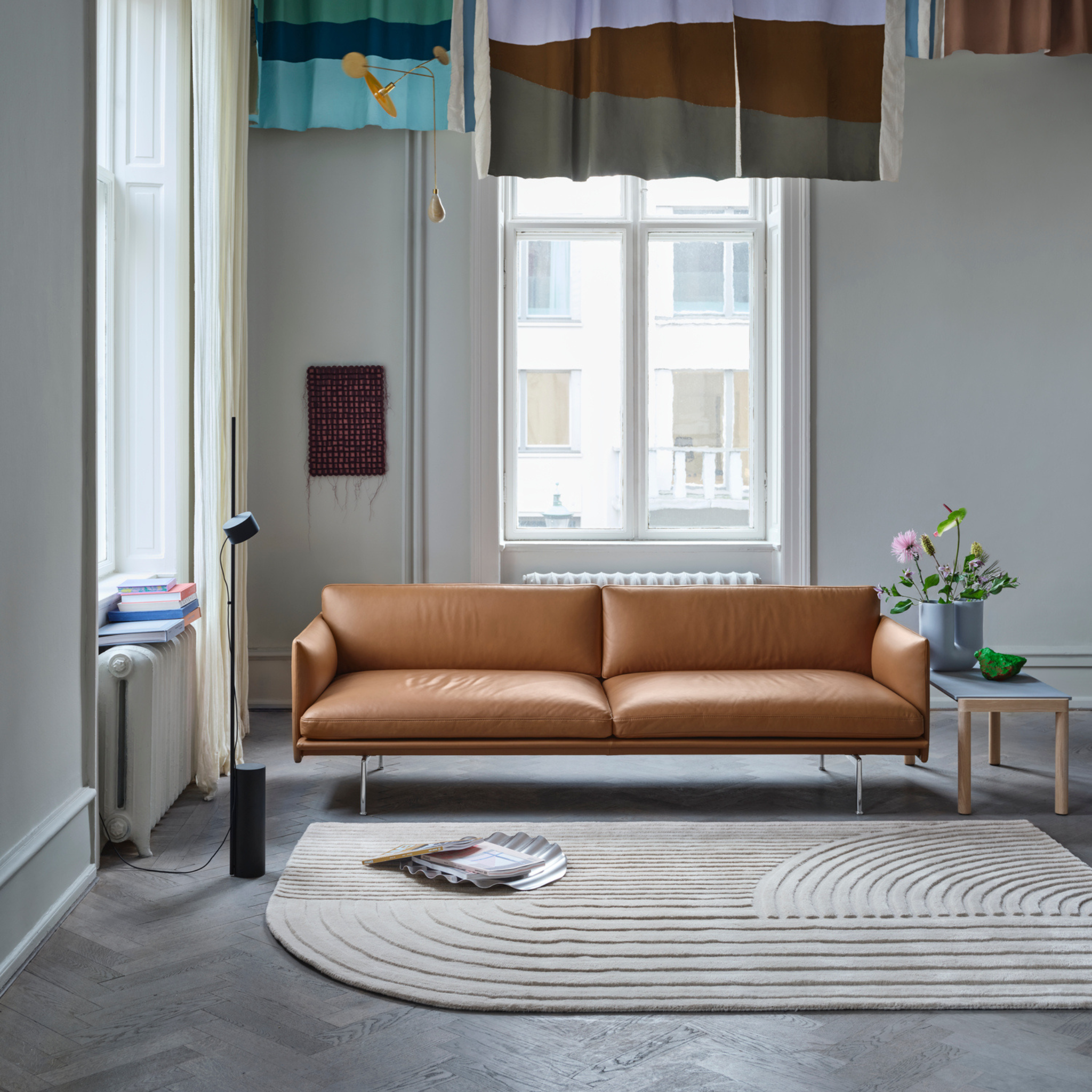 Outline Sofa 3-seater / Black / Leather Cognac